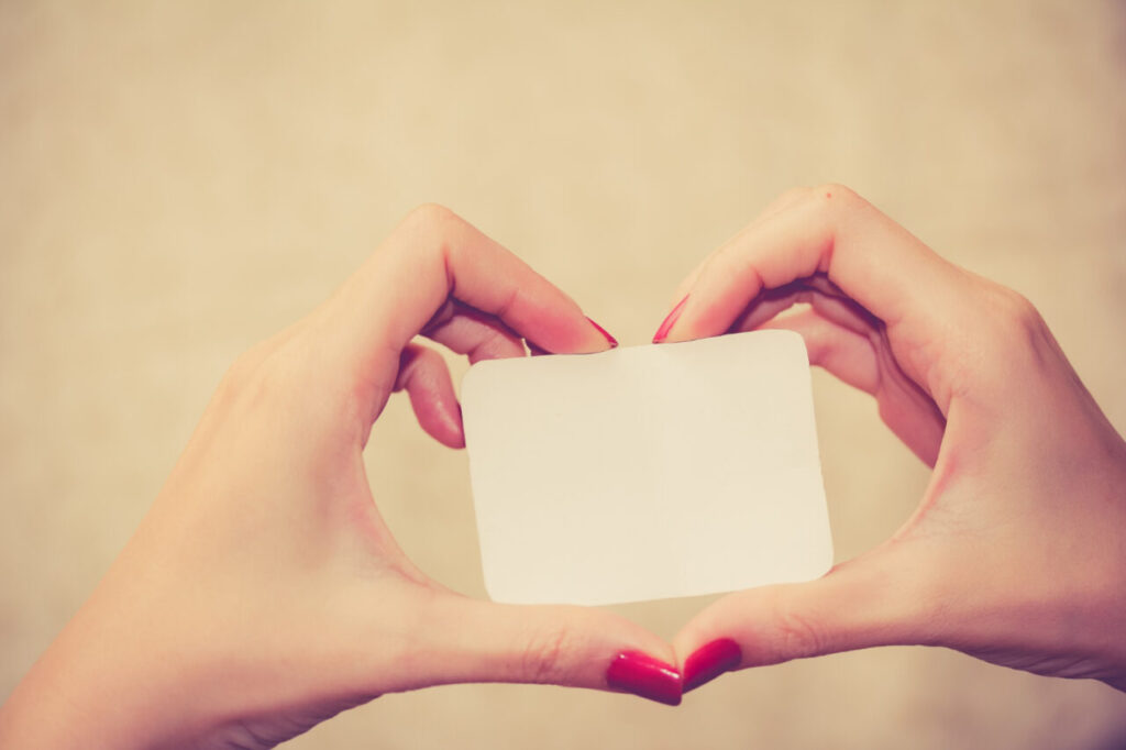 coeur avec les mains autour d'un carré de savon