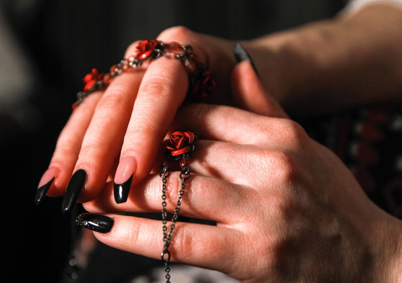 collier avec des roses sur main de femme