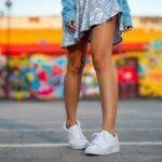 Oser le mélange : l'art du décalage élégant dans la mode une-femme-stylee-portant-des-baskets-et-une-jupe-pailletee-se-tenant-dans-un-cadre-urbain-lumineux-degageant-une-atmosphere-confiante-et-a-la-mode